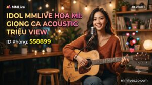 Banner hồ sơ Idol cover nhạc MMLive Họa Mi, ID phòng 558899. Hình ảnh nữ streamer xinh đẹp đang ôm đàn guitar acoustic mỉm cười trước micro trong không gian ấm cúng, kèm dòng chữ 'Giọng ca acoustic triệu view' và tên miền fencingchannel.tv.